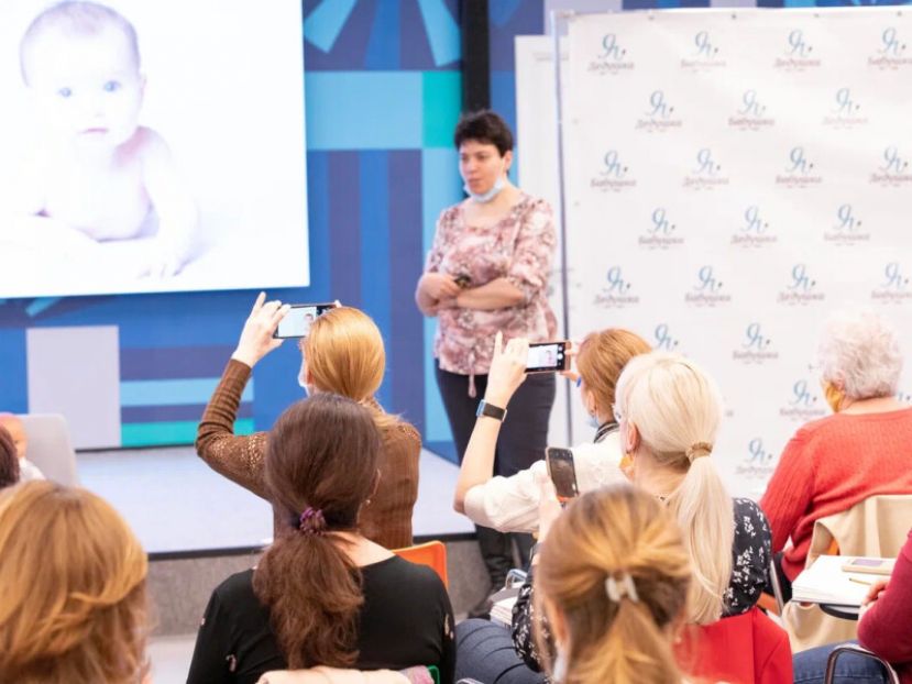 Профессия няня: в Москве стартует новый набор в бесплатную школу нянь «Бабушка и дедушка на час»