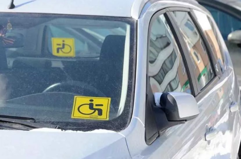 В Минтруда пообещали решить спорную ситуацию с автознаком «Инвалид»